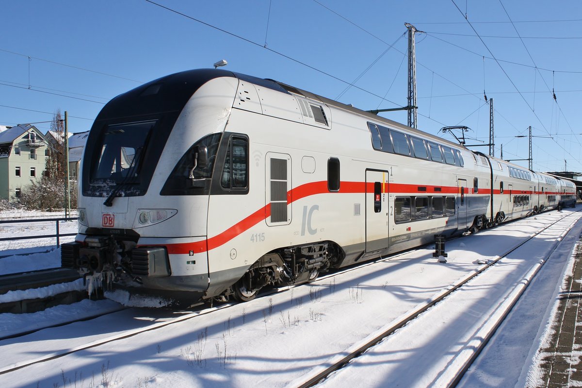 4110 615-0 fährt am 12.02.2021 als IC2179 von Warnemünde nach Dresden Hauptbahnhof in den Rostocker Hauptbahnhof ein.