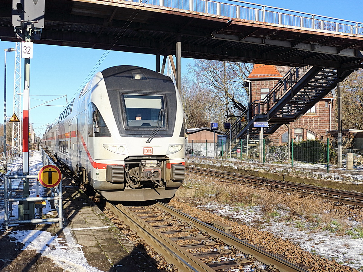 4110 615-0 fährt am 21. Januar 2022 als IC von Warnemünde nach Dresden Hauptbahnhof im Bahnhof Dabendorf unter der Fussgängerbrücke durch.