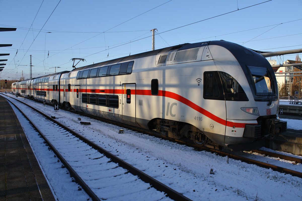 4110 616-8 steht am 31.01.2021 als IC2178 von Dresden Hauptbahnhof nach Warnemünde im Rostocker Hauptbahnhof.