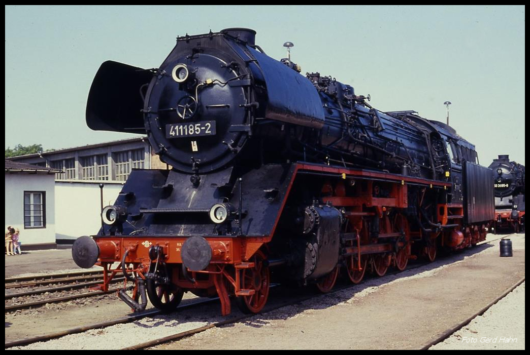 411185 in der Fahrzeugschau des BW Magdeburg am 26.8.1990.