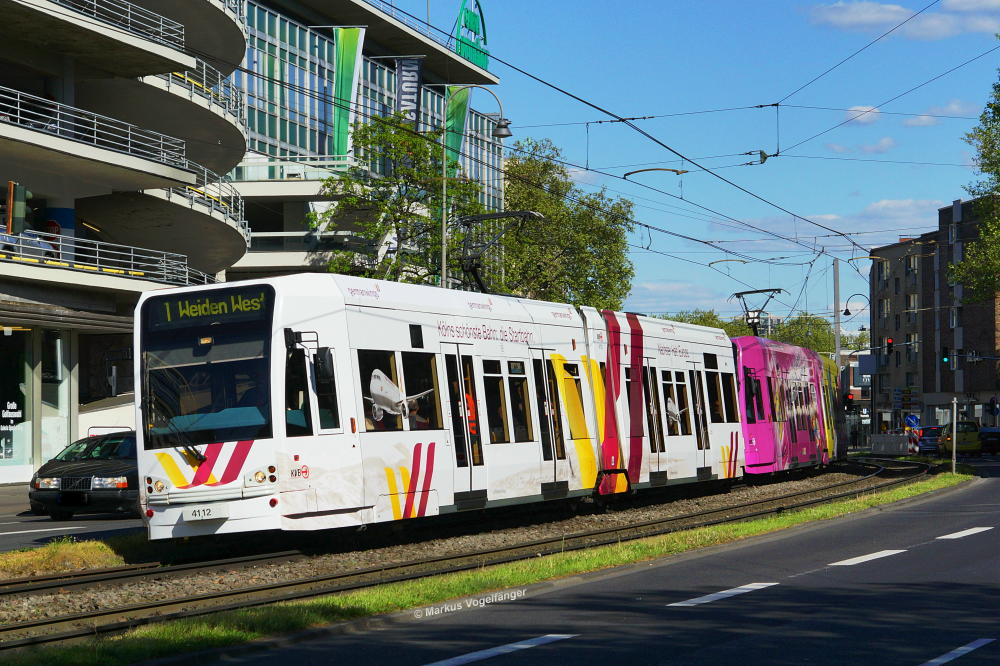 4112 hat eine neue Ganzreklame  Germanwings  erhalten. Hier zu sehen auf der Cäcilienstraße am 16.04.2014.