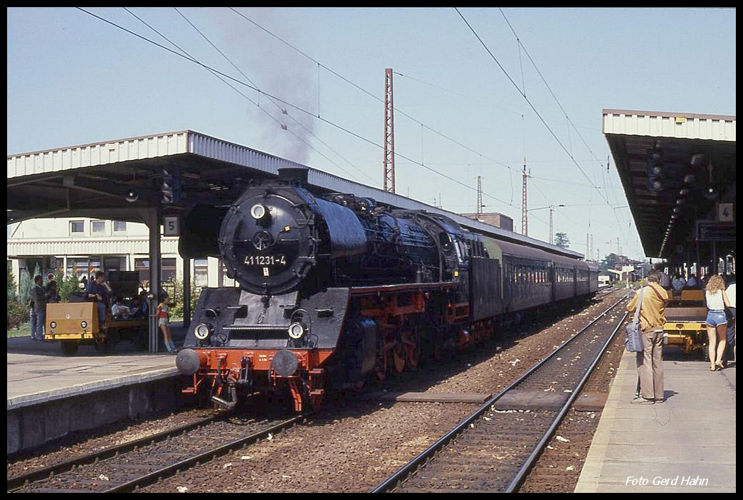 411231 bespannt hier im HBF Magdeburg am 26.8.1990 den planmäßigen Personenzug nach Güsten.
