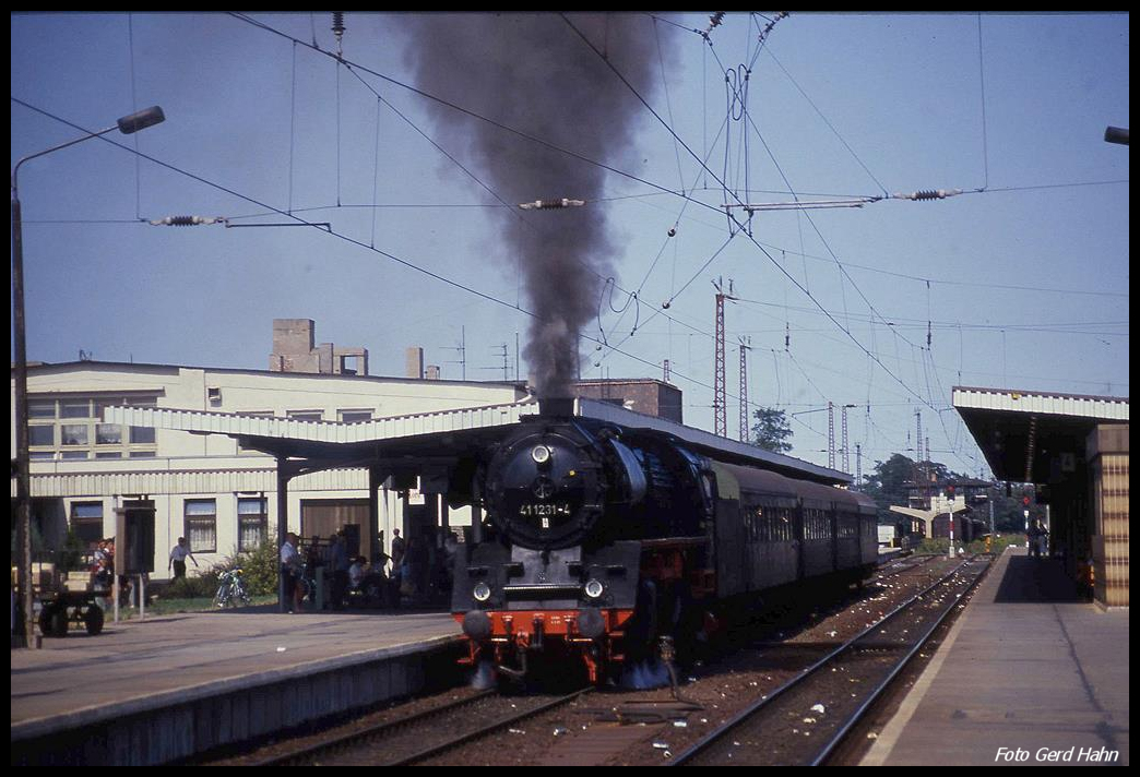 411231 fährt hier am 26.5.1990 mit dem planmäßigen Personenzug nach Güsten im HBF Magdeburg ab. 
