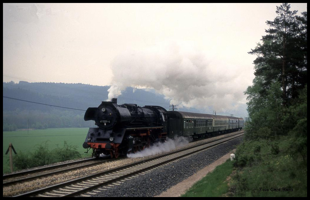 411231 führte am 6.5.1993 den E 6825; hier bei km 16 um 13.50 Uhr kurz vor Plaue.