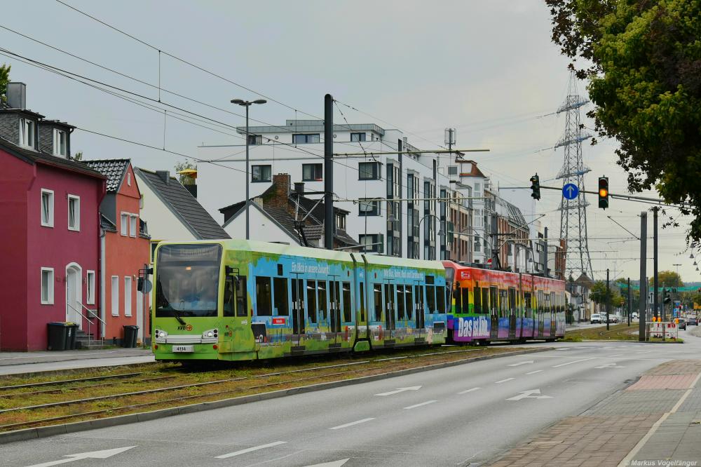 4114 wurde eine neue KVB-Eigenwerbung (Ein Blick in unsere Zukunft) angebracht. Hier zu sehen auf der Aachener Straße am 13.09.2019.