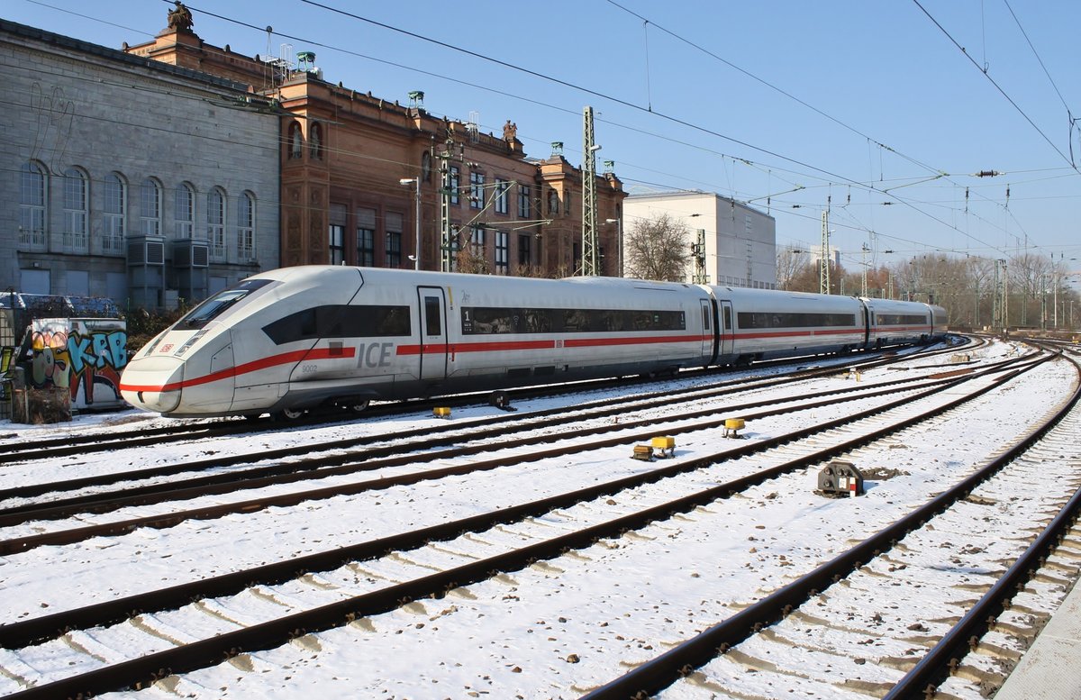 412 002 (0812 002-5) erreicht am 3.3.2018 als ICE587 von Hamburg-Altona nach München Hauptbahnhof den Hamburger Hauptbahnhof. 