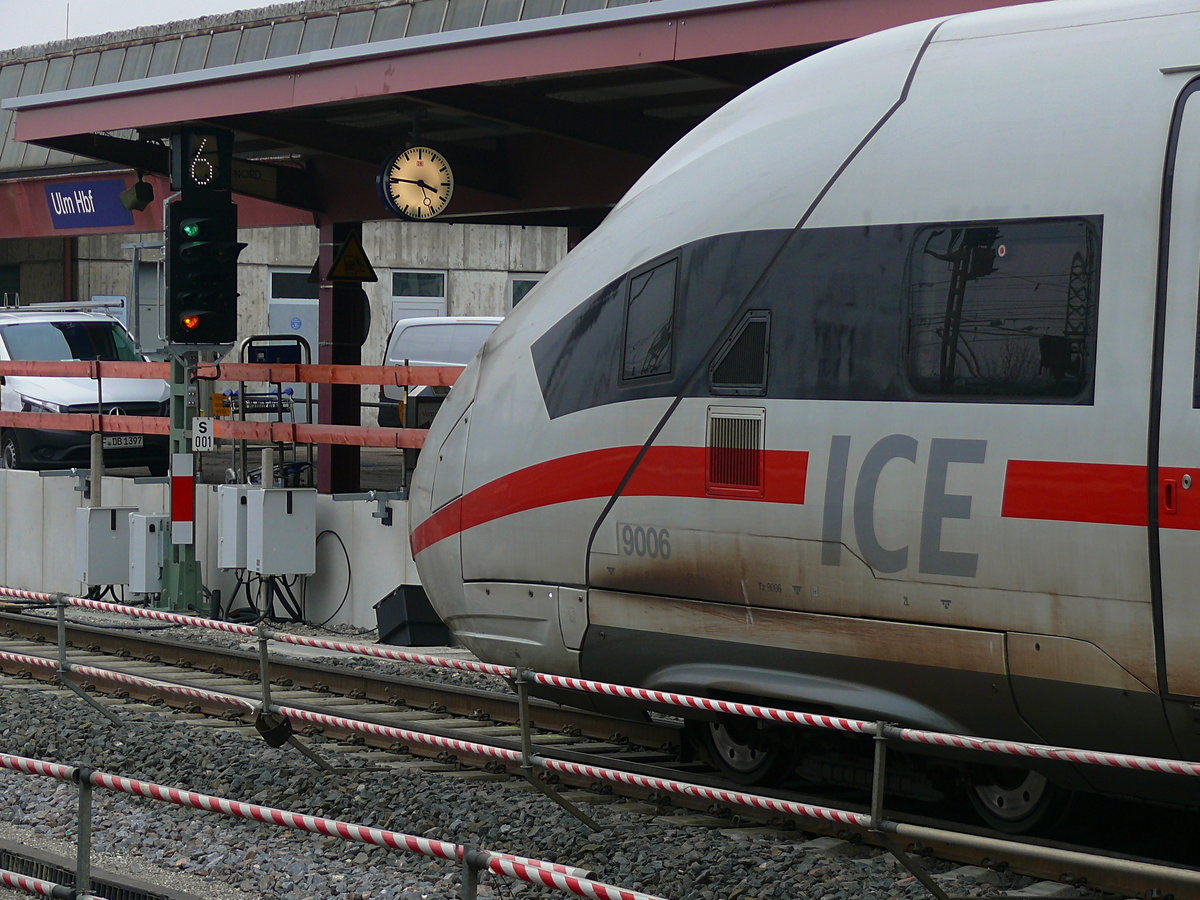 412 006 ist am 21.01.2019 um 15:49 Uhr kurz vor der Ausfahrt aus dem Ulmer HBF. Der Zug fährt als ICE 594 von München HBF bis Berlin Gesundbrunnen. 