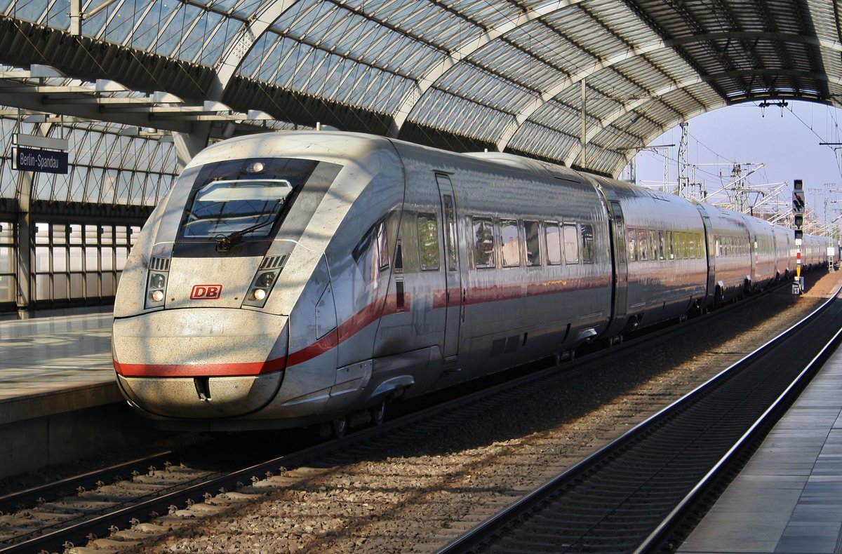412 007 (0812 007-4) erreicht am 19.4.2019 als ICE507 von Hamburg-Altona nach München Hauptbahnhof den Bahnhof Berlin Spandau. 