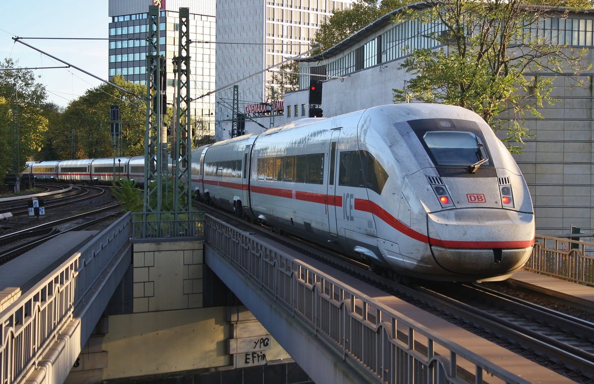 412 008 (5812 008-1) fährt am 03.11.2018 als ICE971 von Hamburg-Altona nach Stuttgart Hauptbahnhof aus Hamburg Dammtor aus.