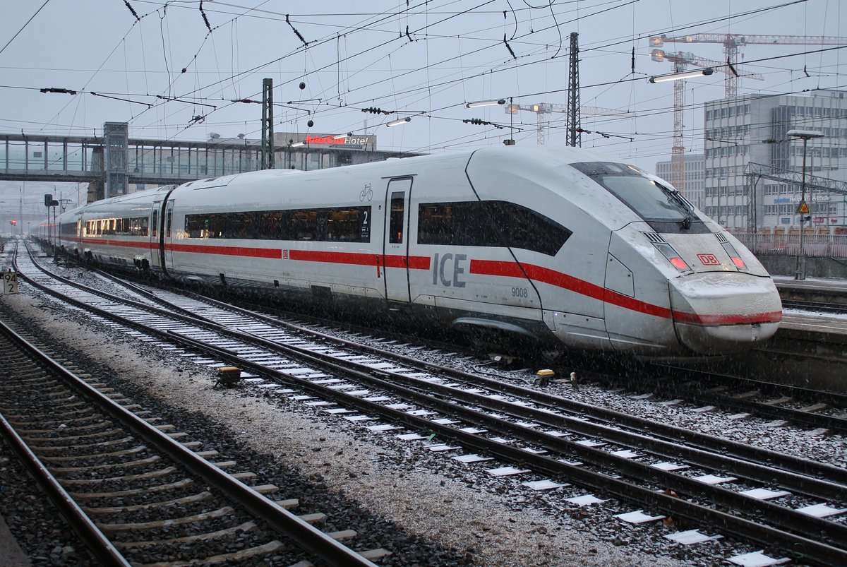 412 008 (5812 008-1) steht am 5.1.2019 als ICE612 von München Hauptbahnhof nach Dortmund Hauptbahnhof im Ulmer Hauptbahnhof.