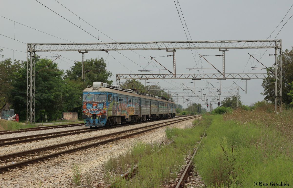 412 017 mit einer  S-Bahn  in Zemunska Polje am 27.08.14.