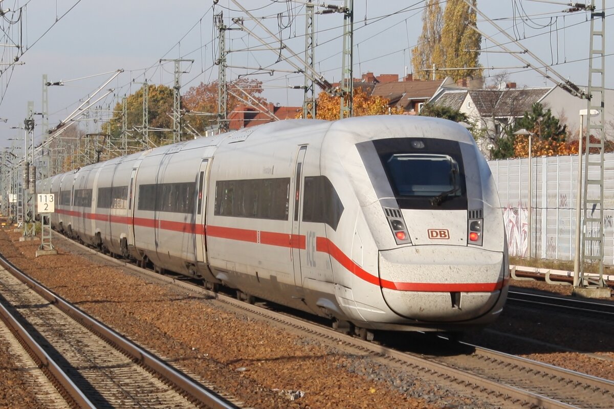 412 018 (0812 018-1)  Freistaat Bayern  fährt am 30.10.2021 als ICE371 von Berlin Ostbahnhof nach Basel SBB aus Berlin Spandau aus. 