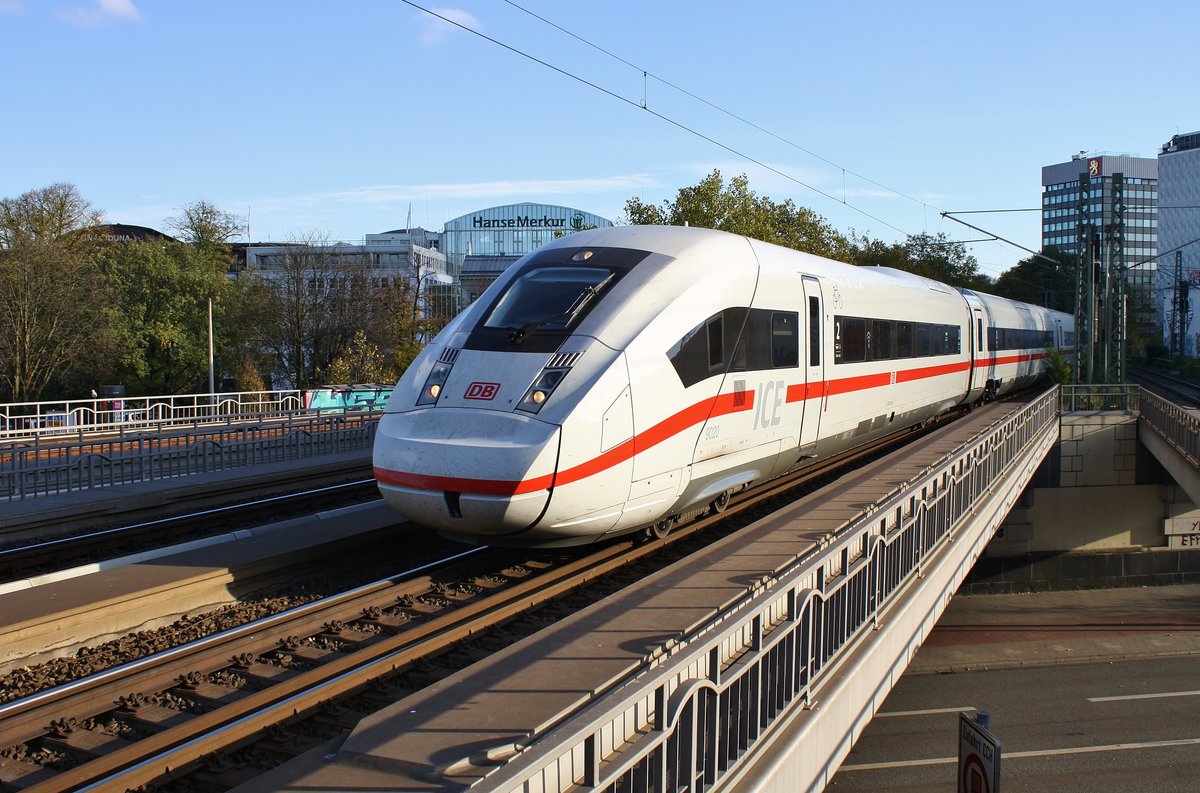 412 020 (0812 020-6) erreicht am 3.11.2018 als ICE882 von München Hauptbahnhof nach Kiel Hauptbahnhof den Bahnhof Hamburg Dammtor.