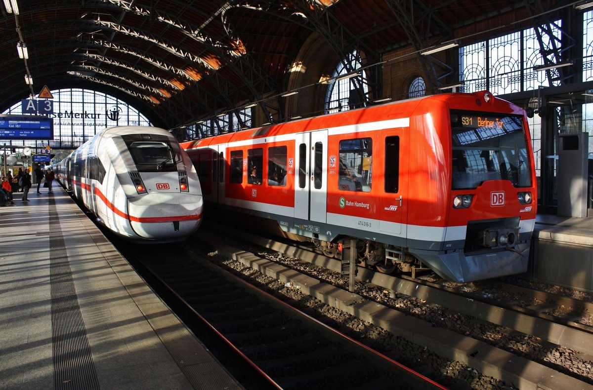 412 020 (0812 020-7) trifft am 3.11.2018 als ICE882 von München Hauptbahnhof nach Kiel Hauptbahnhof in Hamburg Dammtor auf 474 016-3 als S31 von Hamburg-Altona nach Hamburg Berliner Tor.