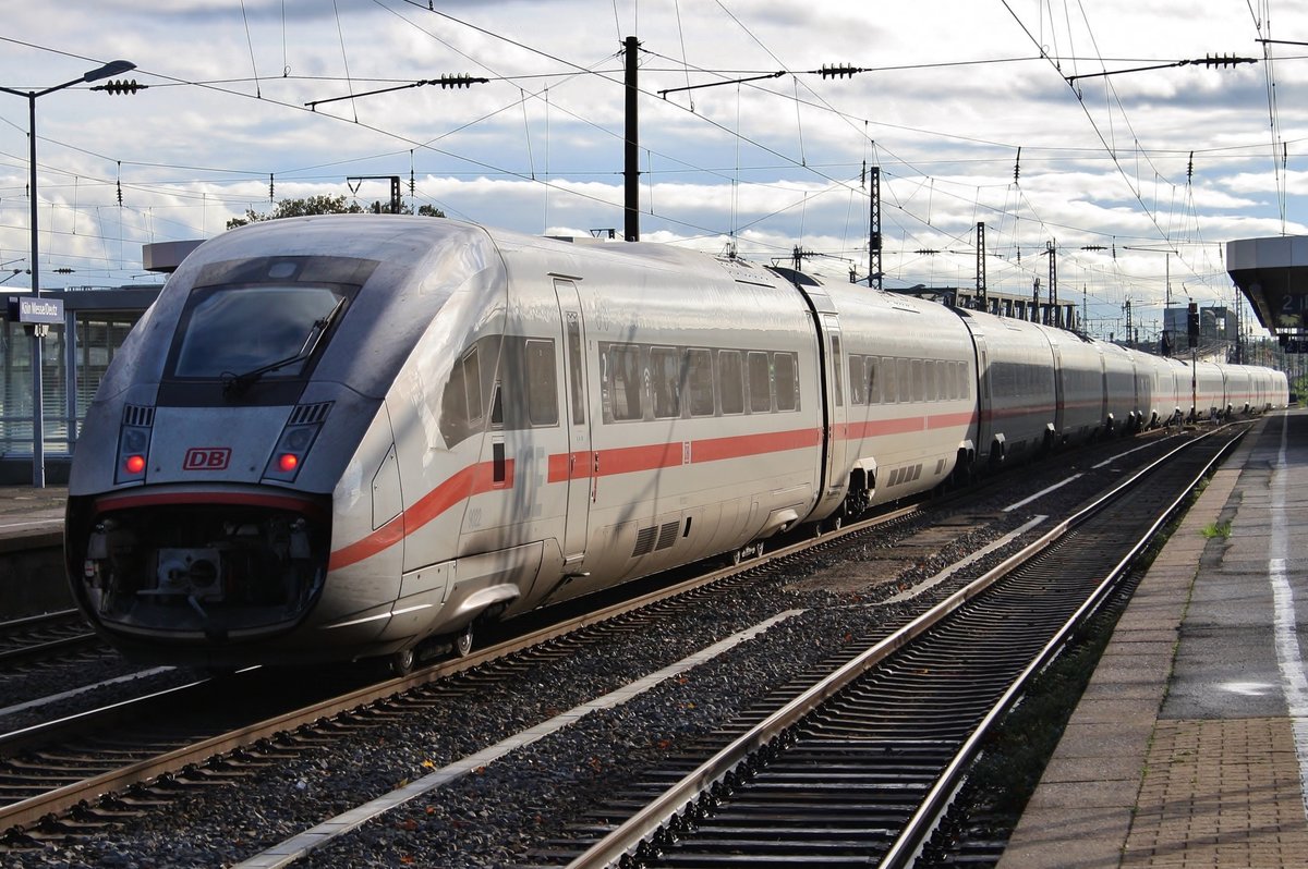 412 022 (5812 022-2) passiert am 21.10.2019 als ICE1214 von München Hauptbahnhof nach Dortmund Hauptbahnhof den Bahnhof Köln Messe/Deutz.