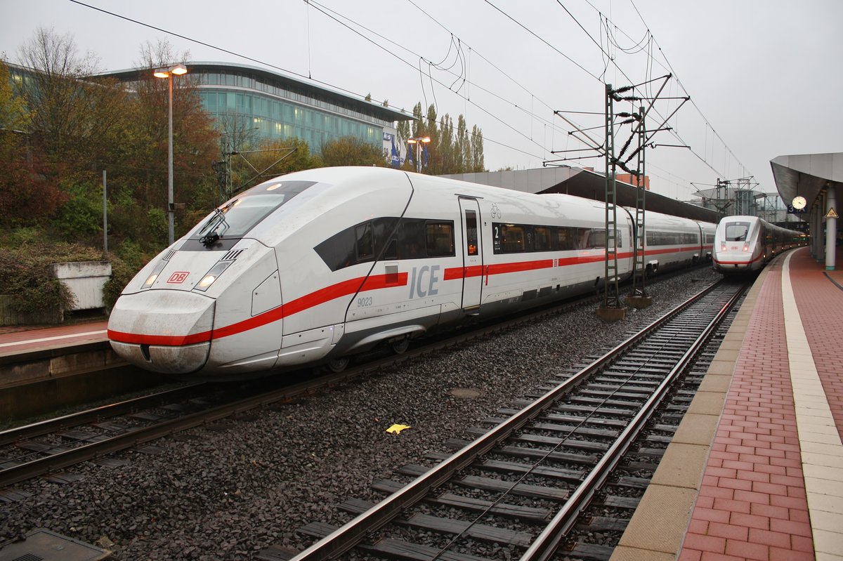 412 023 (5812 023-0) steht am 01.11.2019 als ICE1079 von Hamburg-Harburg nach Stuttgart Hauptbahnhof in Kassel-Wilhelmshöhe. 