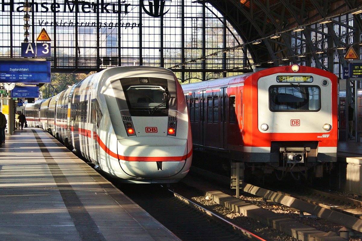 412 023 (5812 023-0) trifft am 3.11.2018 in Hamburg Dammtor auf 472 039-7 als S21 von Hamburg Elbgaustraße nach Hamburg Bergedorf.