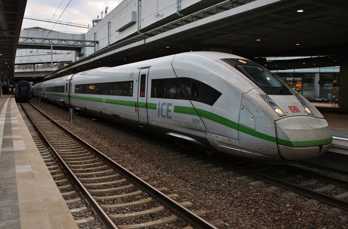 412 024 (5812 024-8) steht am 25.08.2019 als ICE503 von Berlin Gesundbrunnen nach München Hauptbahnhof in Berlin Südkreuz.