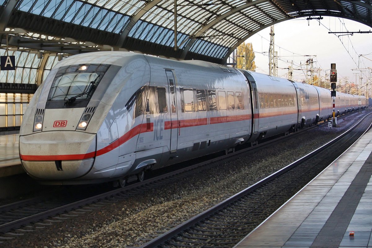 412 035 (0812 035-5) fährt am 31.10.2019 als ICE505 von Hamburg-Altona nach München Hauptbahnhof in Berlin Spandau ein.