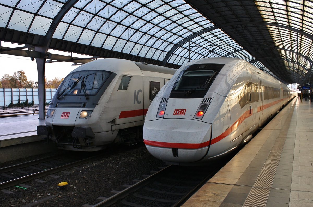 412 035 (5812 035-4) trifft am 31.10.2019 als ICE505 von Hamburg-Altona nach München Hauptbahnhof in Berlin Spandau auf den IC1929 von Berlin Ostbahnhof nach Köln Hauptbahnhof.