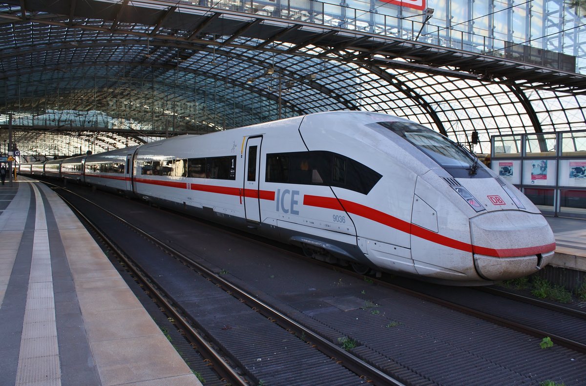412 036 (0812 036-3) steht am 20.05.2020 als ICE877 von Berlin Ostbahnhof nach Karlsruhe Hauptbahnhof im Berliner Hauptbahnhof.