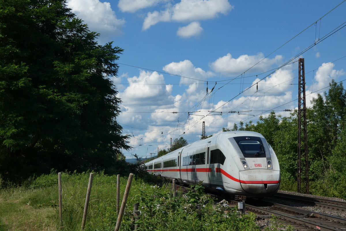 412 036 fährt am 21.06.2020 als ICE 371 (Berlin Ostbahnhof -  Interlaken Ost) durch Denzlingen in Richtung Freiburg (16:54 Uhr).