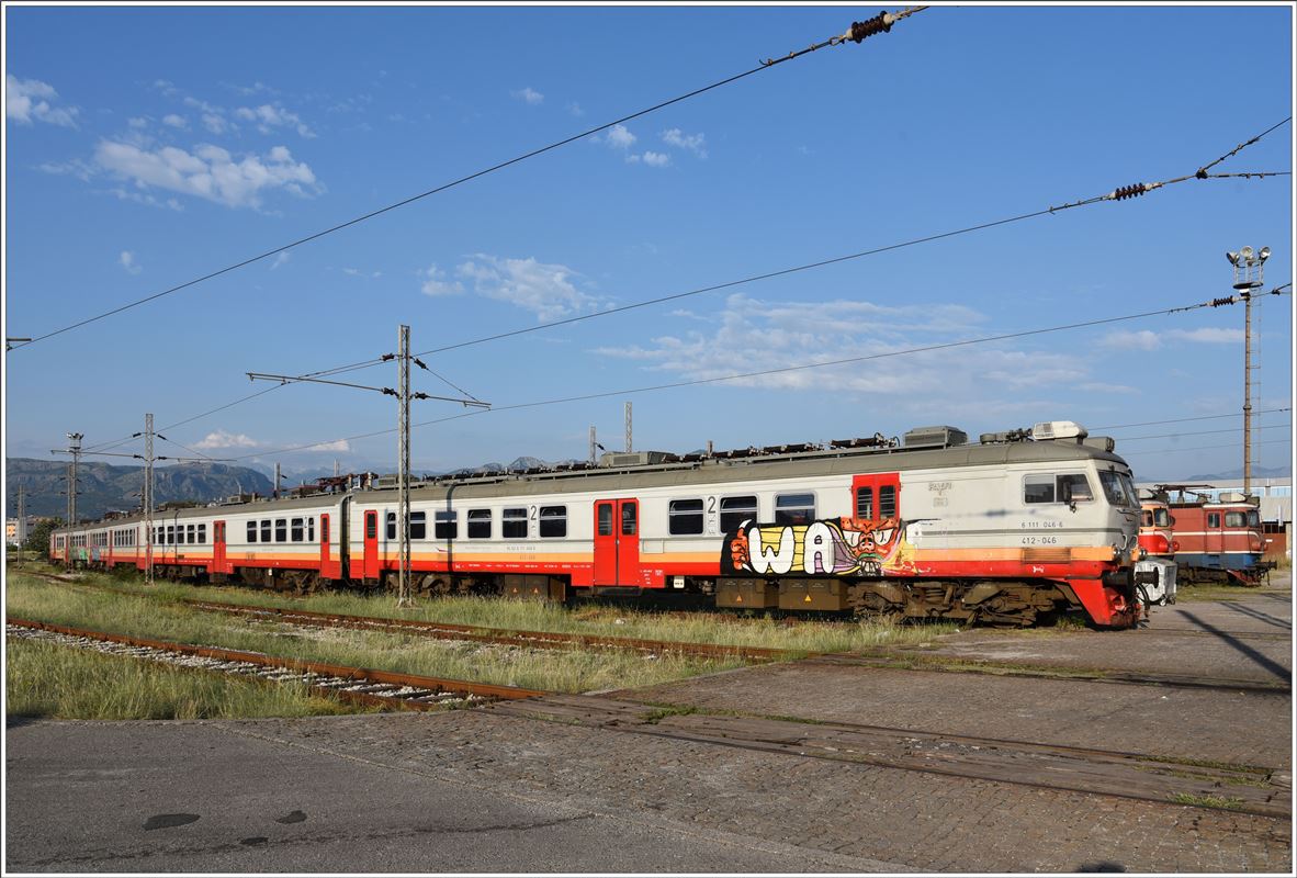 412-045/046 vor dem Depot Podgorica. Aufnahme von öffentlichem Fussweg. (01.08.2016)
