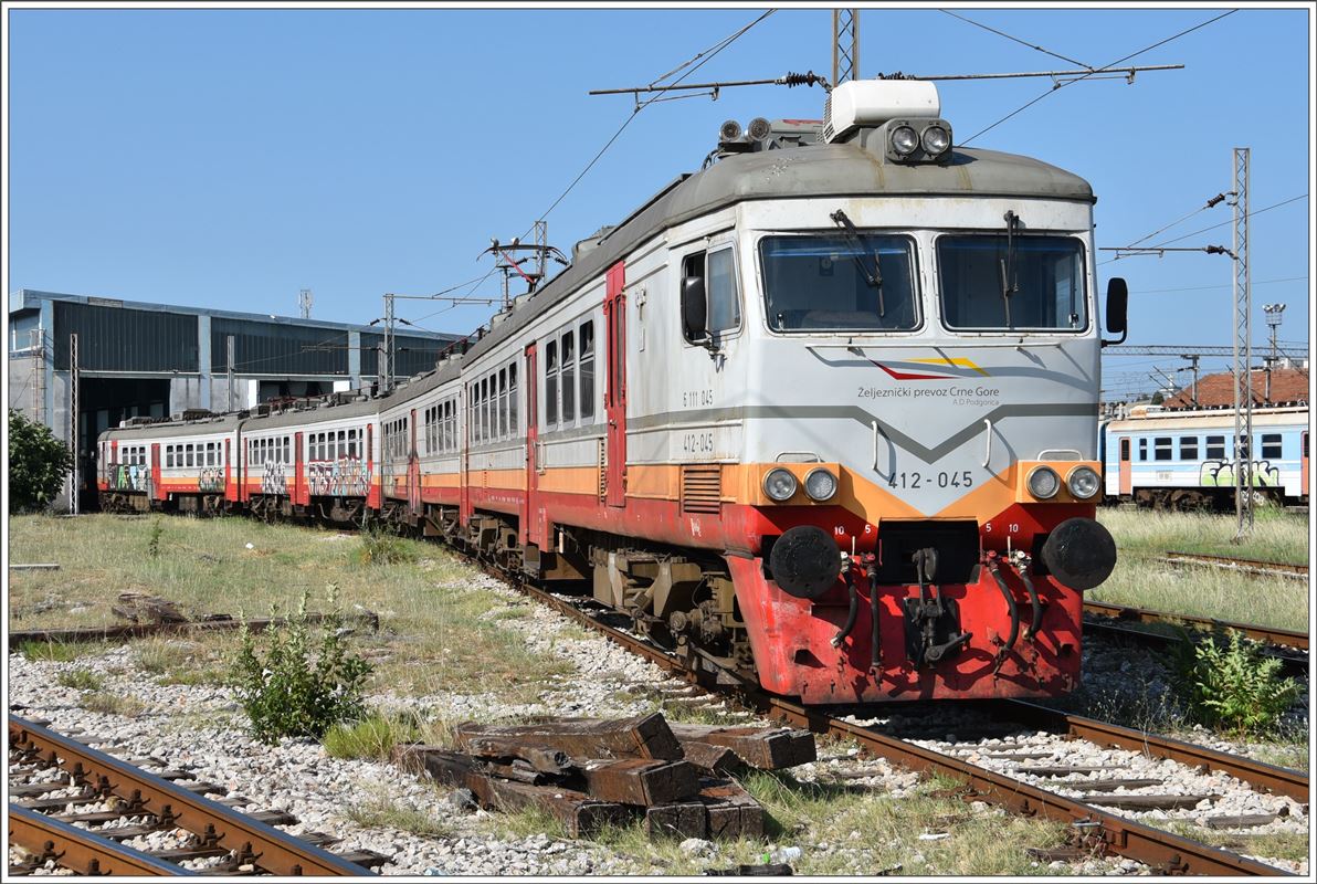 412 045/046 vor dem Lokdepot Podgorica. Aufnahme ab öffentlichem Fussweg. (02.08.2016)
