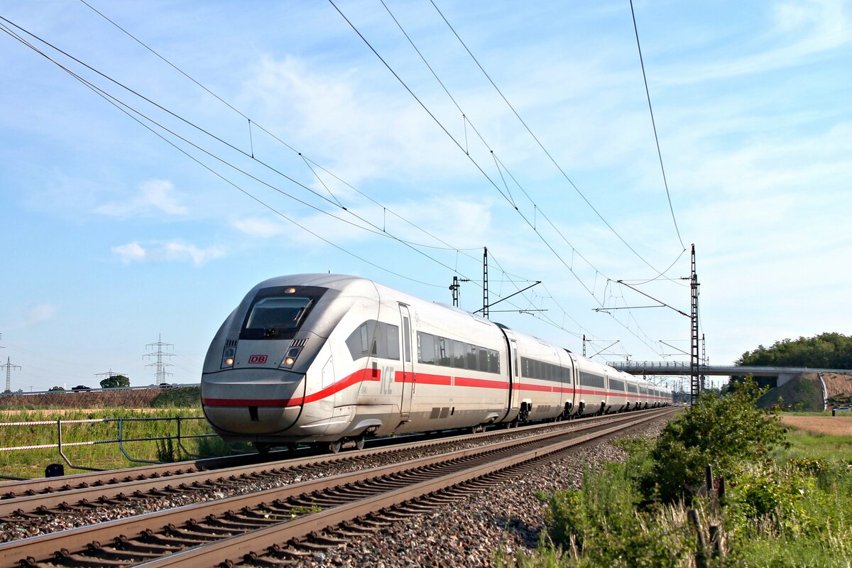 412 046 (5812 046-1) als ICE 271 (Frankfurt (Main) Hbf - Chur) am Morgen des 04.07.2020 südlich von Auggen.