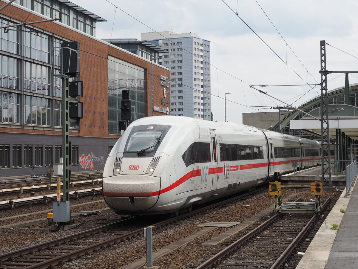 412 046  Female ICE  fährt als ICE 373 pünktlich (12:18) am Startbahnhof Berlin Ostbahnhof von Gleis 7 ab.
Ziel ist Interlaken.
Offizielle  Premierenfahrt  war am 11.05.2022.

Berlin, der 13.05.2022