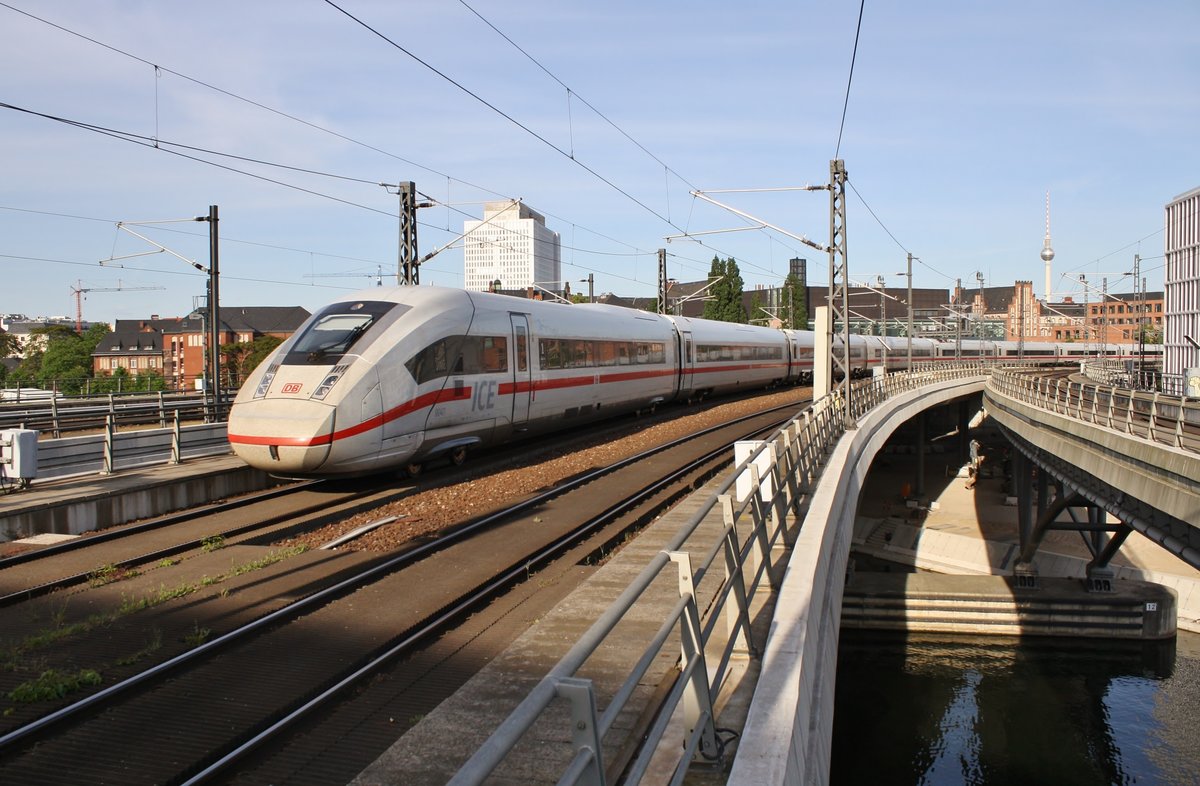 412 047 (0812 047-0) fährt am 21.05.2020 als ICE877 von Berlin Ostbahnhof nach Karlsruhe Hauptbahnhof in den Berliner Hauptbahnhof ein. 