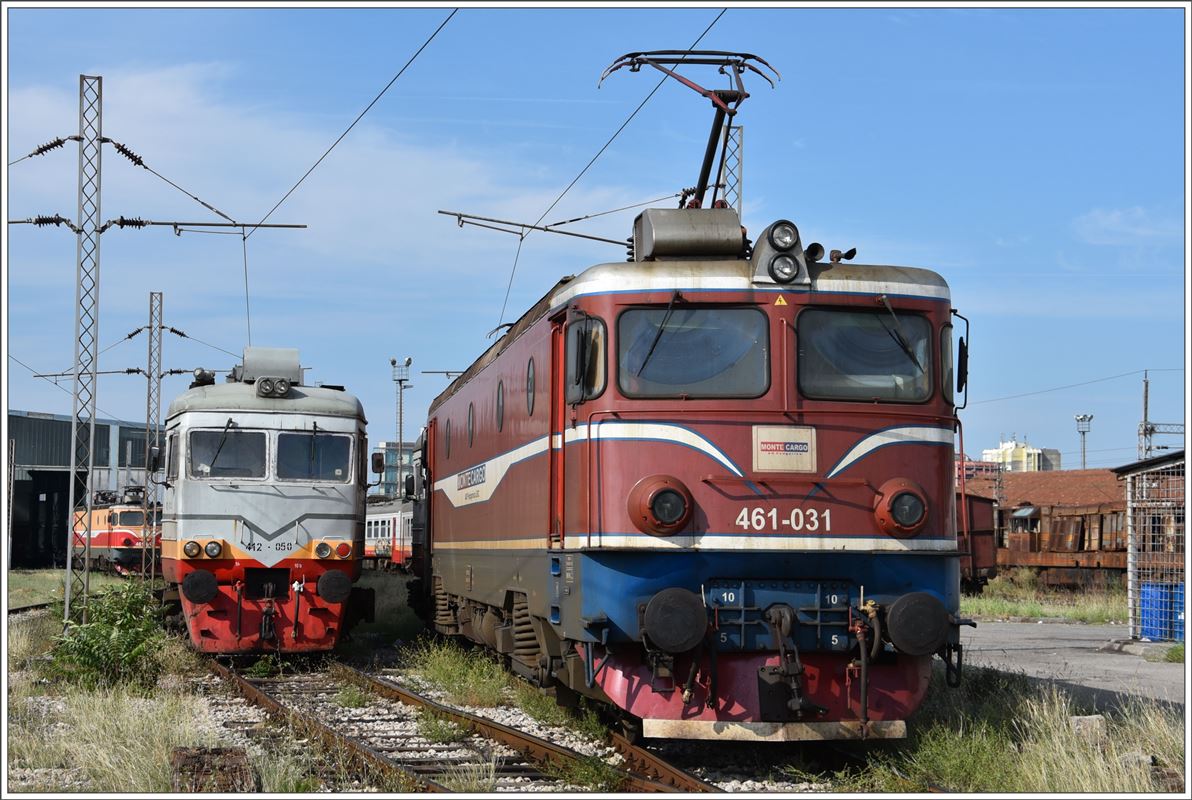 412-050 und MonteCargo 461-031 im Depot Podgorica. Aufnahme ab öffentlichem Fussweg. (03.08.2016)