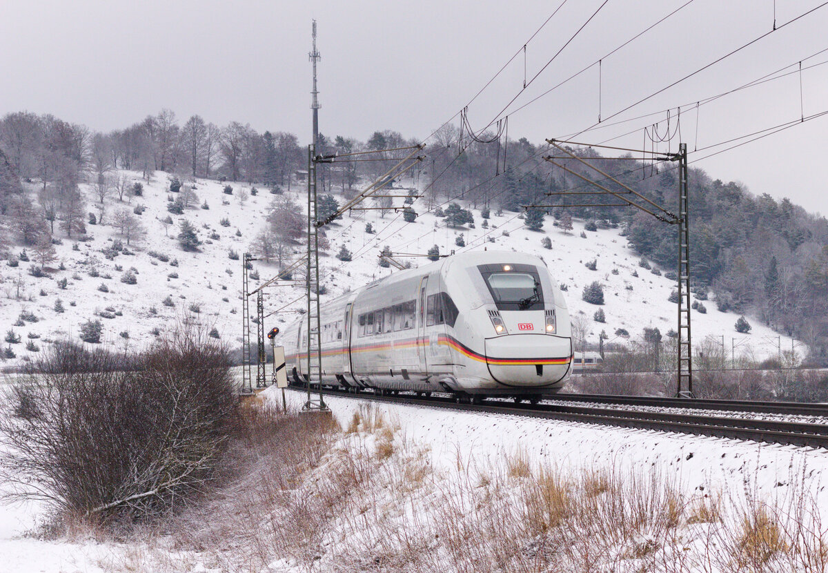 412 057 als ICE 596 München-Berlin am 11.12.2021 bei Urspring. 
