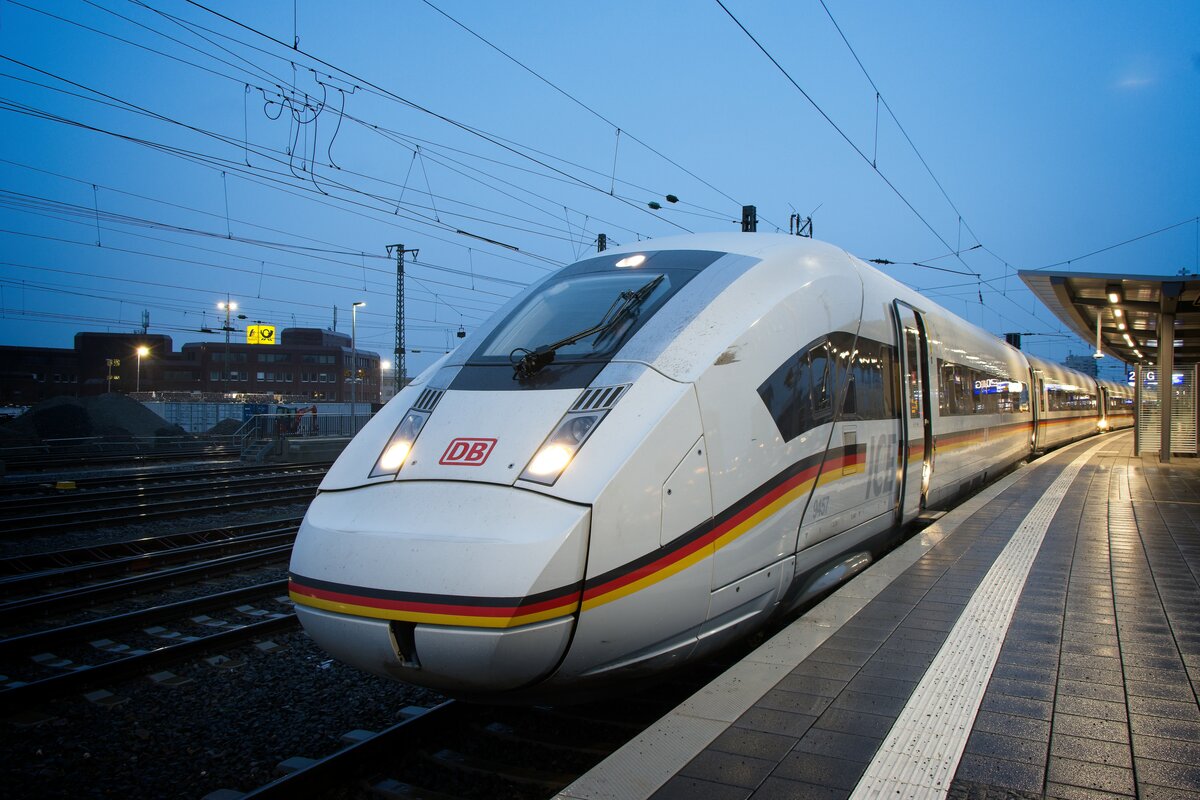 412 057  Bundesrepublik Deutschland  als ICE 613 auf dem Weg nach München in Dortmund Hbf (29.12.2021)