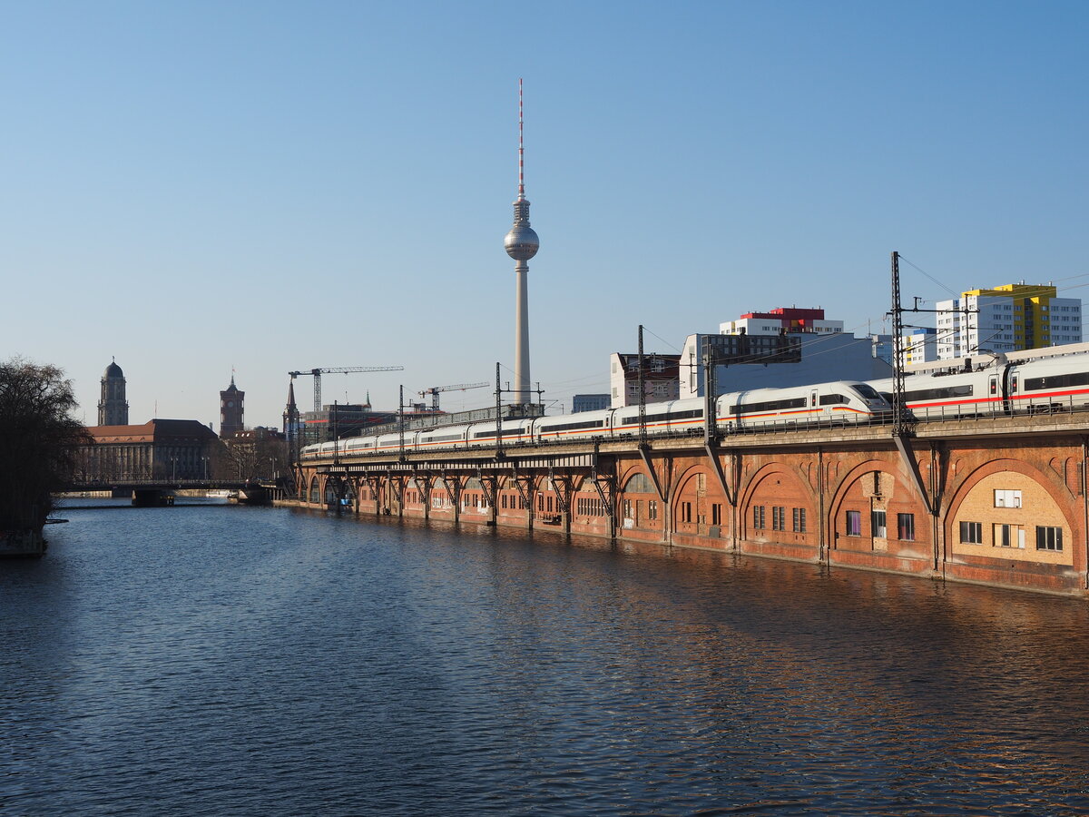 412 057  Bundesrepublik Deutschland  fährt als ICE 372 dem Ziel, Berlin OStbahnhof, entgegen. Ihm kam ein anderer ICE der BR 412 entgegen.
Aufnahme von der Michaelbrücke. 

Berlin, der 21.03.2022