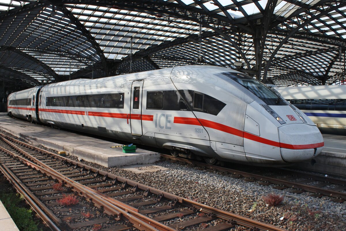 412 201 (7812 201-8) fährt am 19.06.2021 als ICE655 von Köln Hauptbahnhof nach Berlin Gesundbrunnen aus der Domstadt aus. 