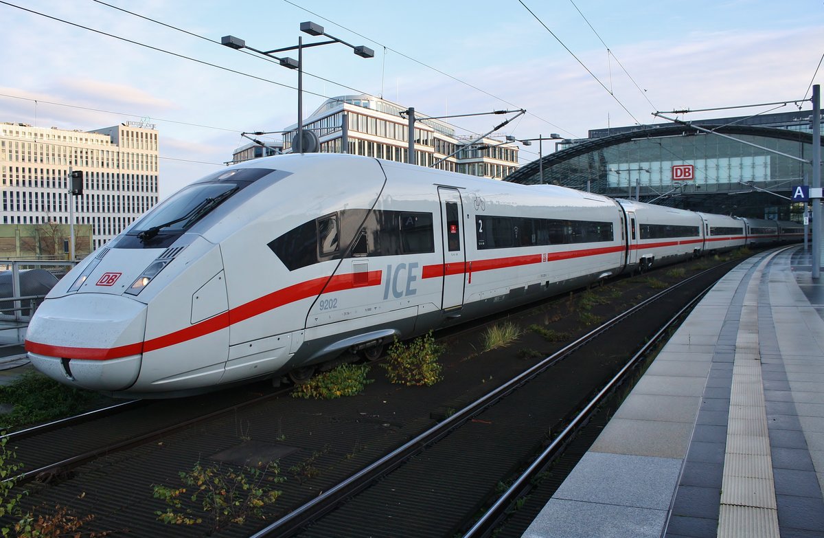 412 202 (7812 202-6) verlässt am 16.11.2020 als ICE642 von Berlin Ostbahnhof nach Düsseldorf Hauptbahnhof zusammen mit 412 214 (7812 214-1) als ICE652 von Berlin Ostbahnhof nach Köln Hauptbahnhof den Berliner Hauptbahnhof.