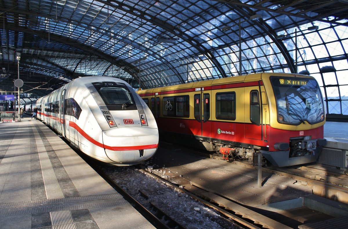 412 207 (6812 207-7) trifft am 13.02.2021 als ICE942 von Berlin Ostbahnhof nach Düsseldorf Hauptbahnhof im Berliner Hauptbahnhof auf 481 382-0 als S9 von Berlin Spandau nach Flughafen BER - Terminal 1-2.