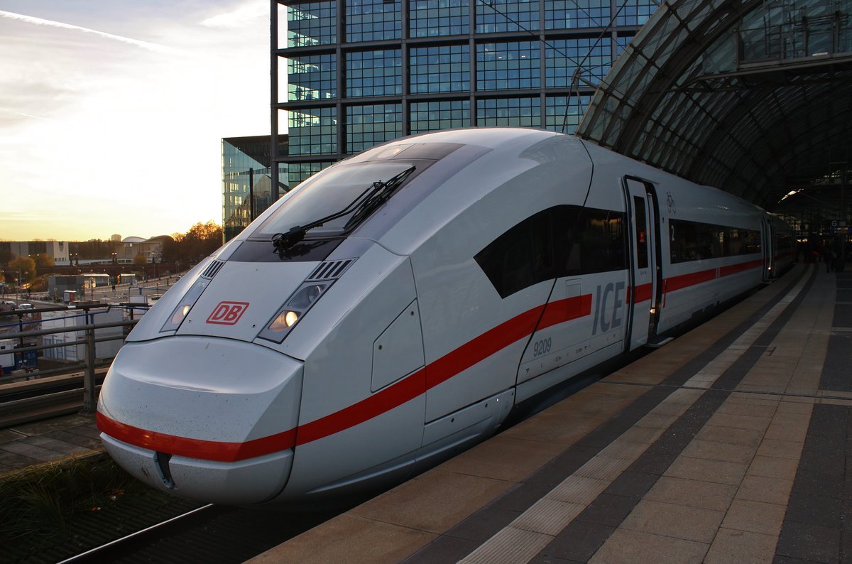 412 209 (7812 209-1) steht am 18.12.2020 als ICE557 von Köln Hauptbahnhof nach Berlin Ostbahnhof zusammen mit 412 201 (6812 201-0) als ICE547 von Düsseldorf Hauptbahnhof nach Berlin Ostbahnhof im Berliner Hauptbahnhof. 