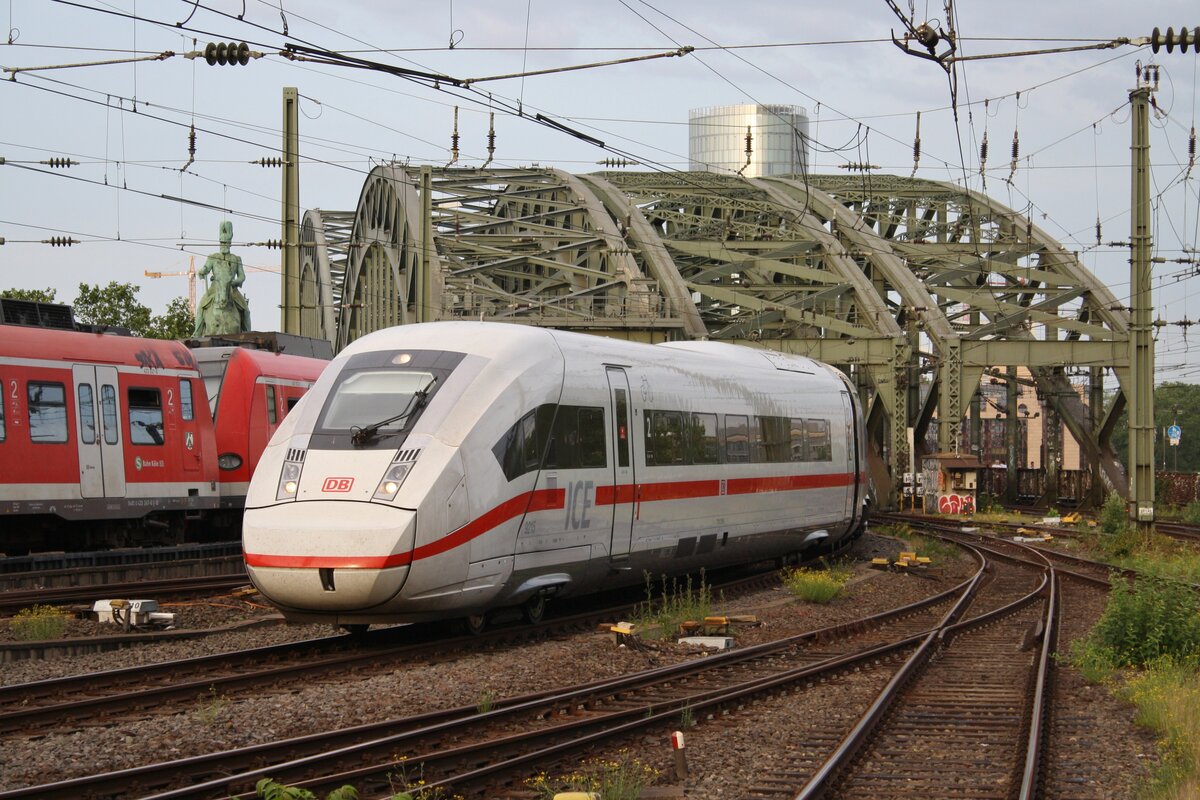 412 215 (7812 215-8) fährt am Abend des 19.06.2021 als ICE856 von Berlin Ostbahnhof in den Kölner Hauptbahnhof ein. 