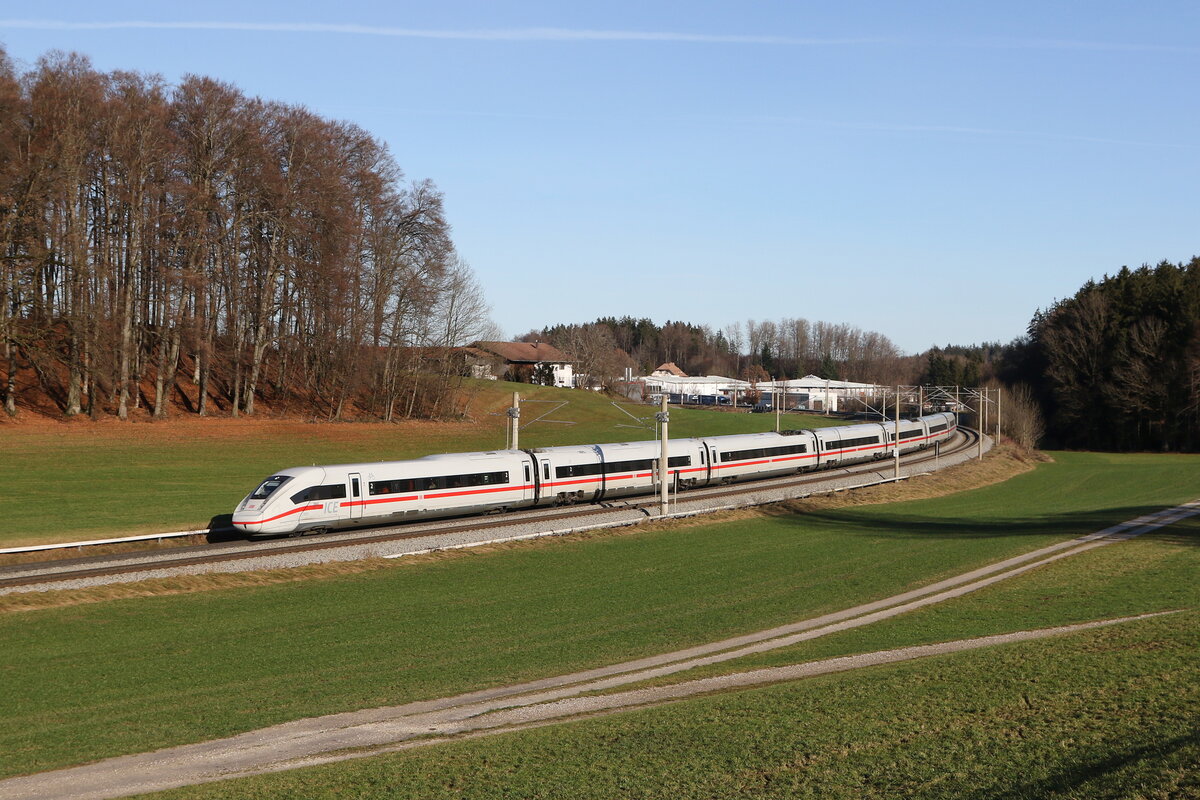 412 219 als ICE 114 aus Klagenfurt kommend am 17. Dezember 2023 bei Axdorf im Chiemgau.