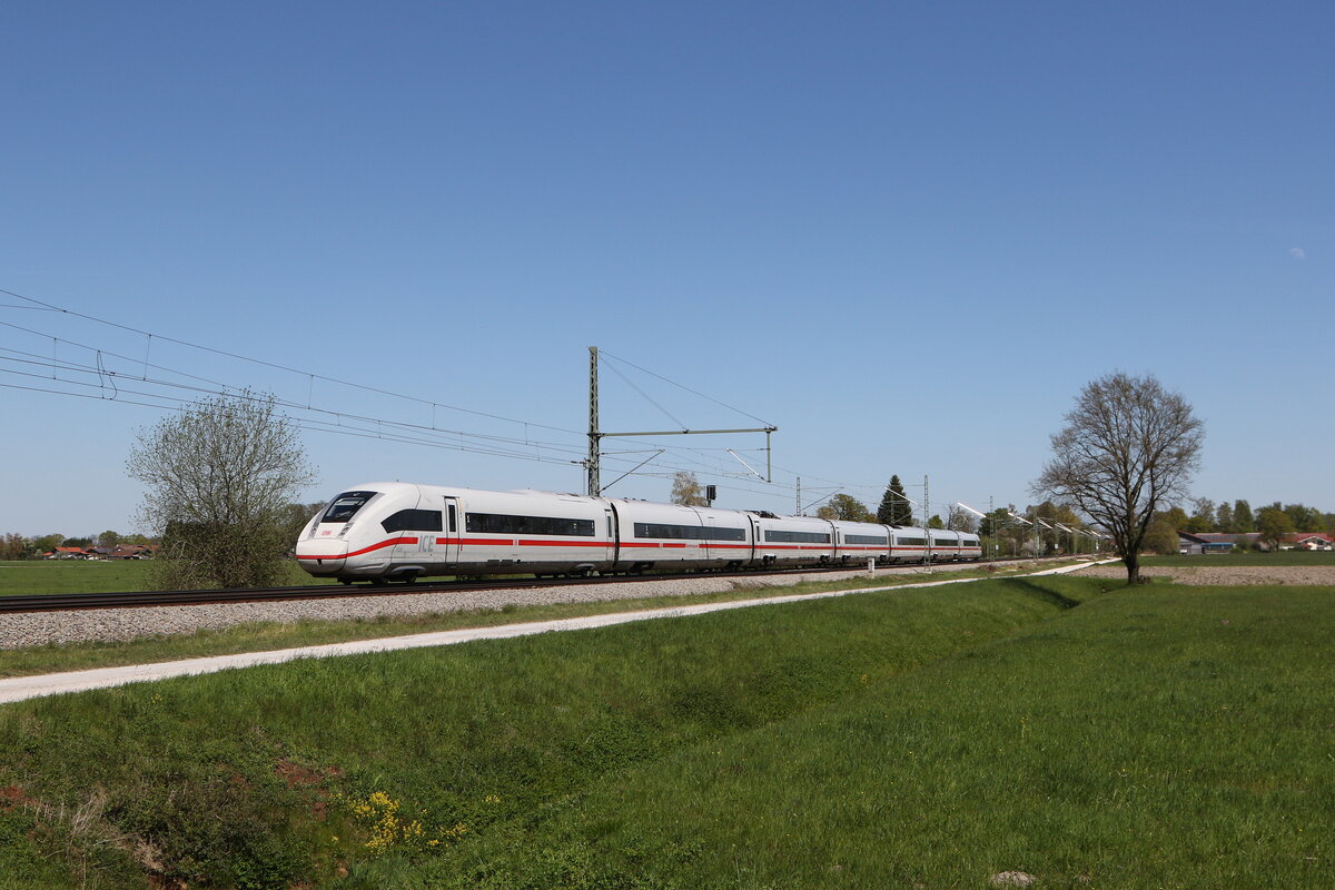 412 226 als  ICE 118  aus Graz kommend am 25. April 2026 bei �bersee am Chiemsee.