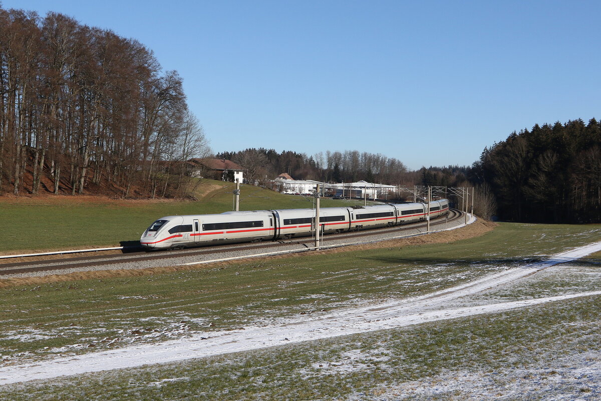 412 226 war als  ICE 114  am 19. Januar 2025 bei Axdorf im Chiemgau in Richtung München unterwegs.