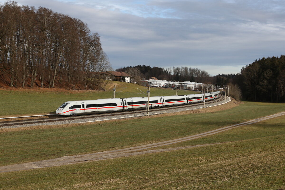 412 233 verkehrte am 27. Januar 2025 als  ICE 114 . Aufgenommen bei Axdorf im Chiemgau.