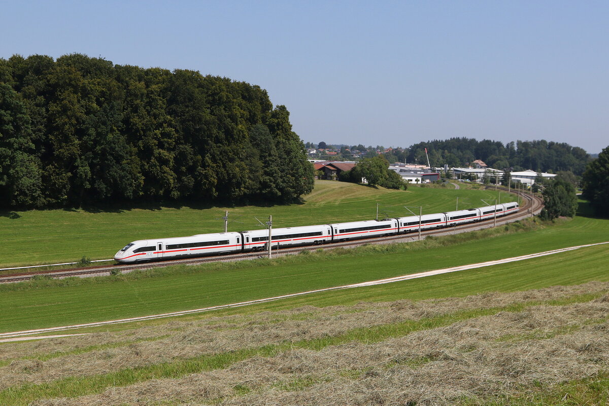 412 235 war am 12. August 2025 bei Axdorf im Chiemgau in Richtung München unterwegs.