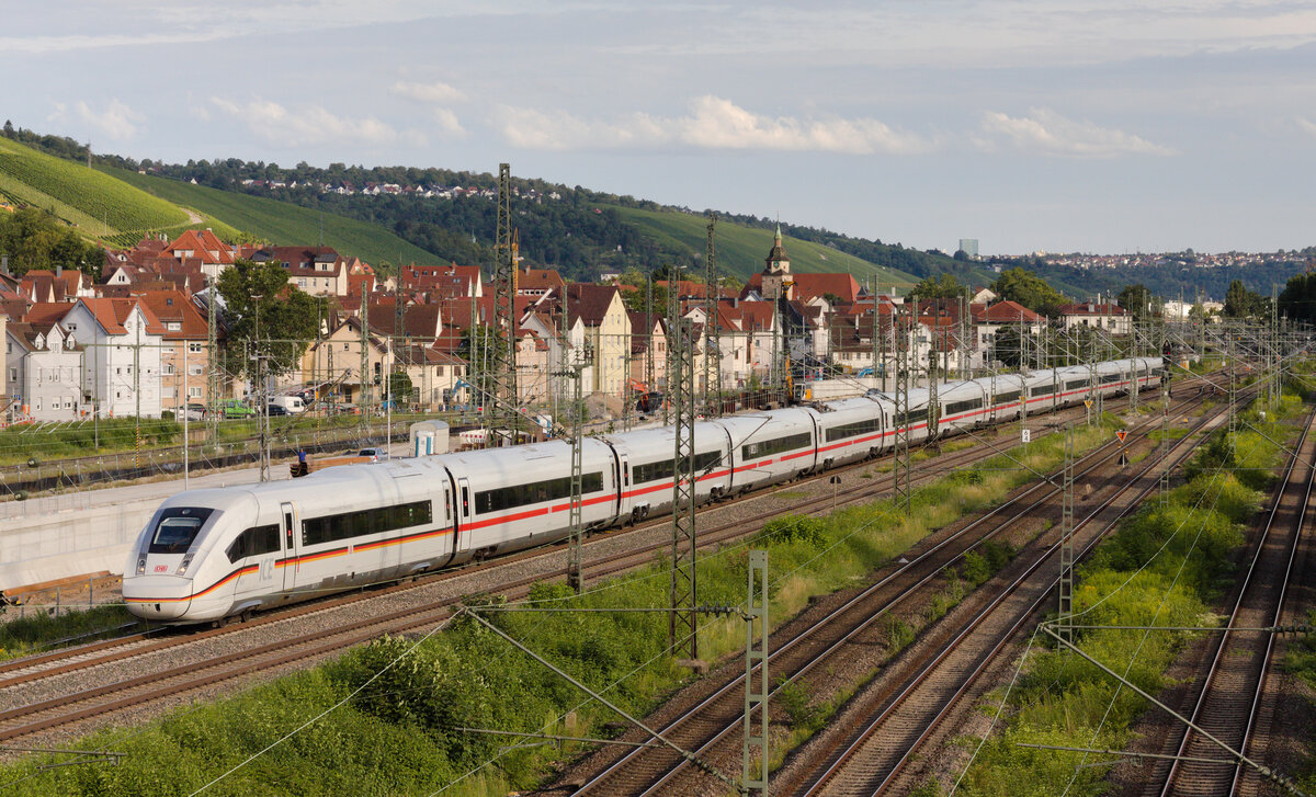 412 457  Bundesrepublik Deutschland  als ICE 592 München-Erfurt am 12.08.2021 am Eszetsteg in Stuttgart. 