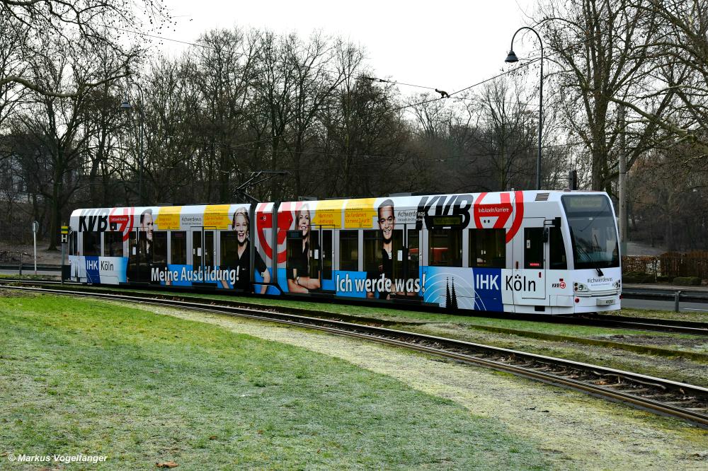 4120 wirbt als neue  Ausbildungs-Bahn  der KVB und IHK. Hier zu sehen am Aachener Weiher am 04.02.2019.