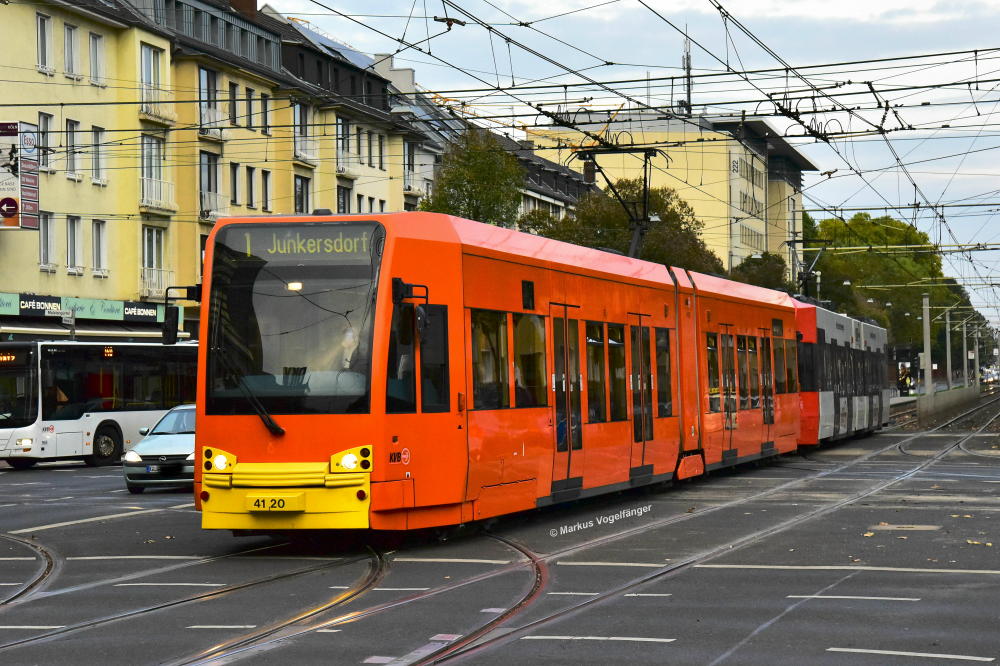 4120 wurde die KVB Eigenwerbung  Klimaschutz  entfernt. Hier zu sehen auf der Kreuzung Aachener Str./Gürtel in seinem orangen Grundlack am 24.10.2014.