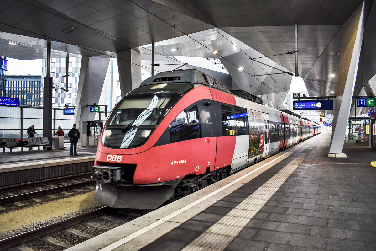 4124 010-2 und 4124 031-8 fahren als Leerpersonenzug aus Wien Hbf, in Richtung Wien Matzleinsdorf aus.

Zuvor kamen die Beiden als REX 2630 (Pamhagen- /Wulkaprodersorf - Eisenstadt - Neusiedl am See - Wien Hbf) an.
4124 031-8 verkehrte zwischen Pamhagen und Neusiedl am See, als R 7930.

Aufgenommen am 23.11.2018.