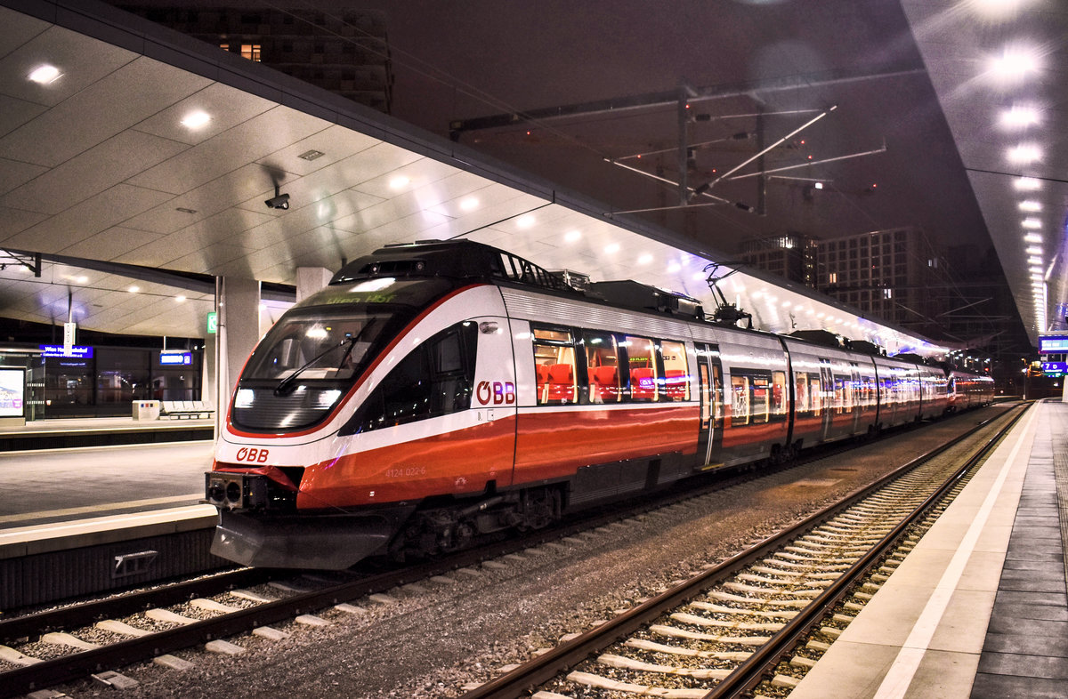 4124 022-6 und ein weiterer 4124, erreichen als REX 2646 (Wulkaprodersdorf - Eisenstadt - Neusiedl am See - Wien Hbf), Wien Hbf.
Der hintere 4124 verkehrte von Parndorf bis Neusiedl am See als R 7946.
Aufgenommen am 23.11.2018.